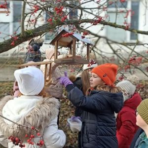Elevii clasei I-âi „B” au pregătit hrană și căsuțe pentru păsărele pe timp de iarna
